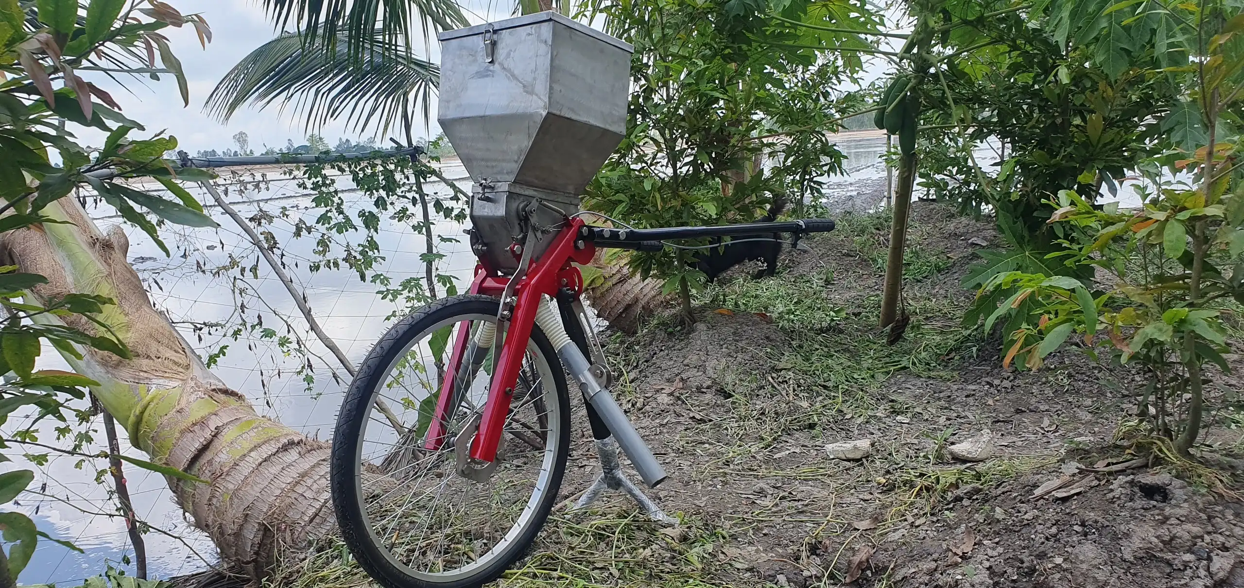 Máy rải phân bán tự động ULT-AG01