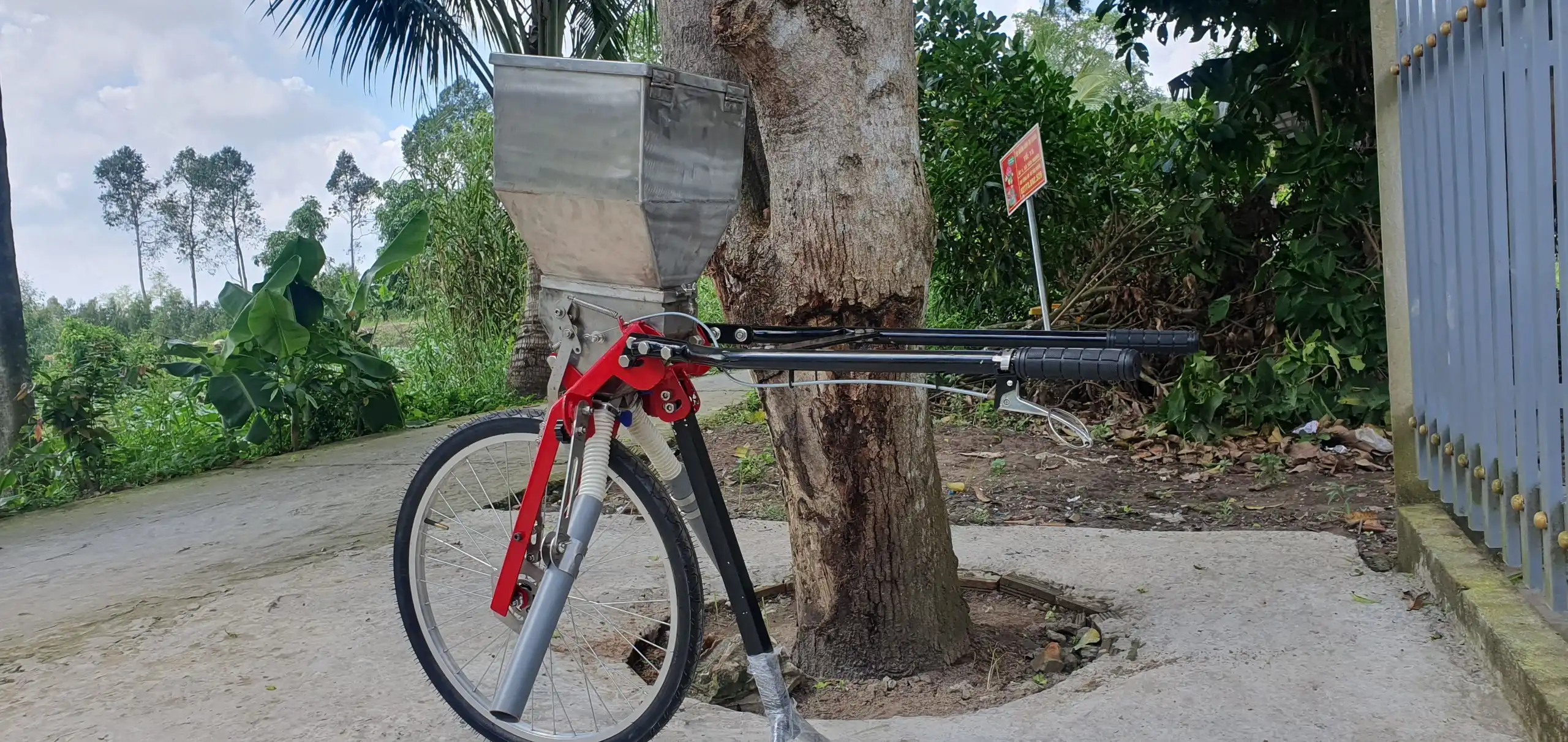 Máy rải phân tự động